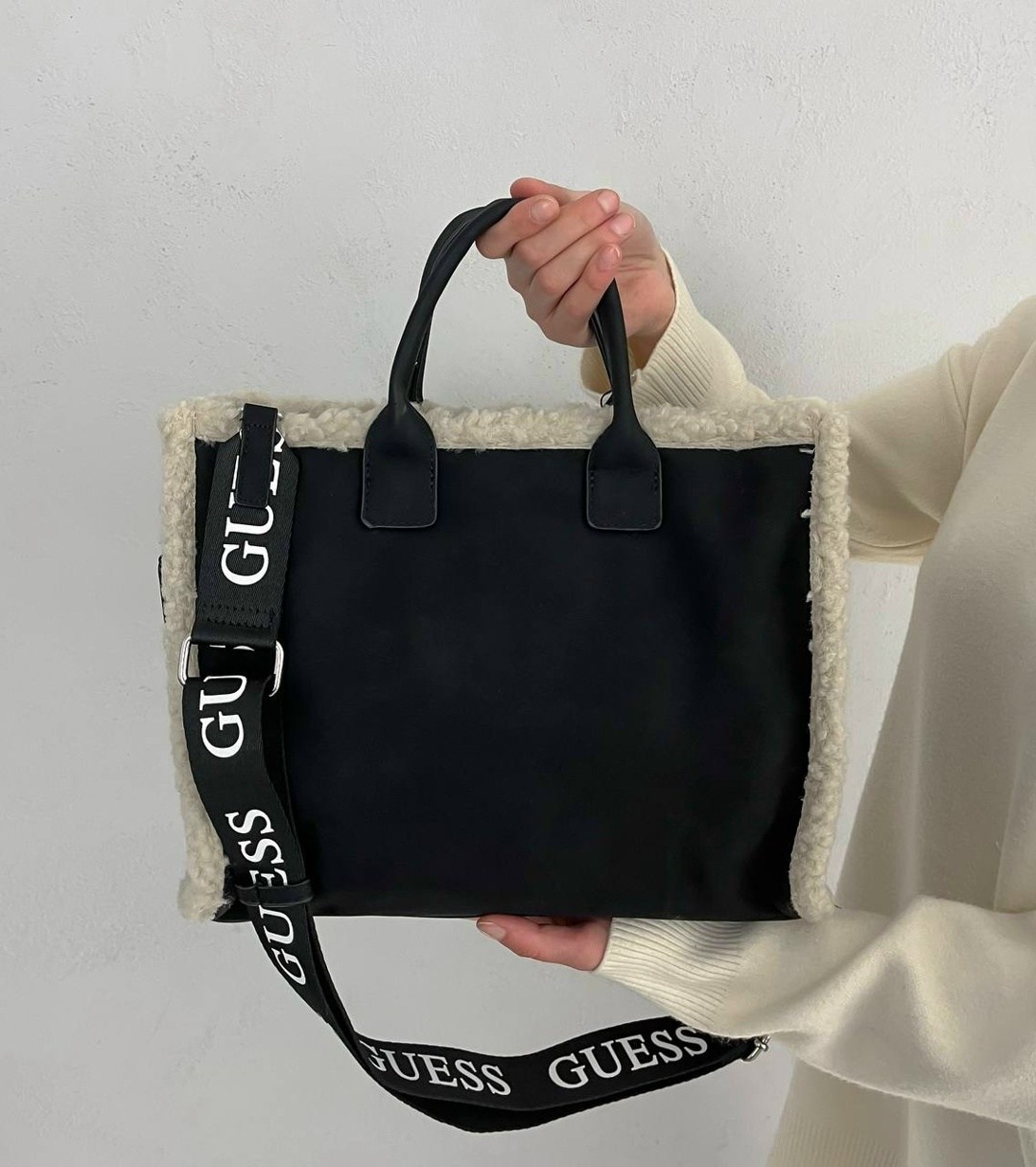 сумка женская guess,сумка guess,сумка-тоут guess silvana compartment светло-коричневая,сумка guess silvana mini,большая светло-коричневая сумочка silvana с овчиной guess