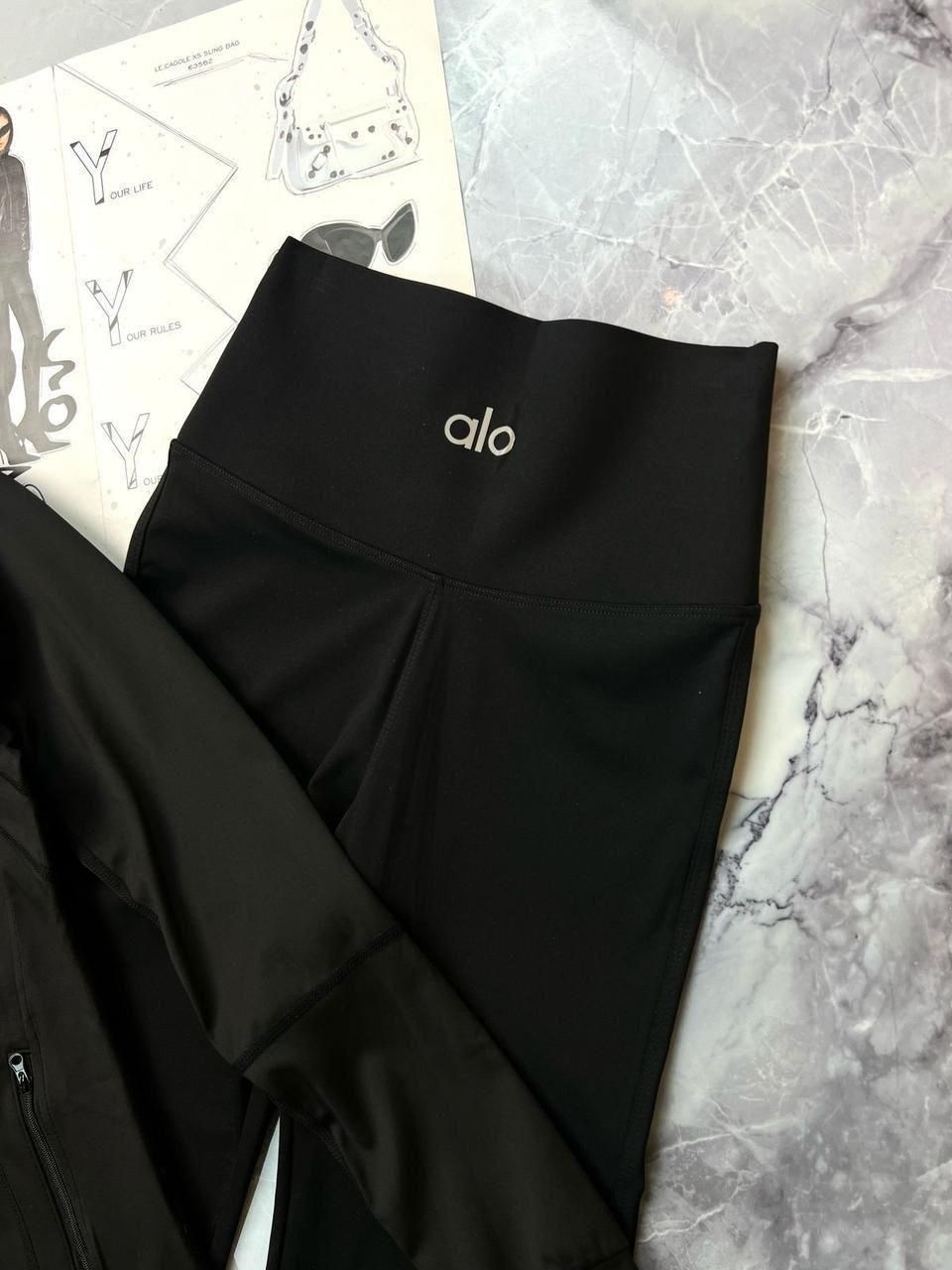 девушка тренер блондинка с спортивной фигурой,девушка блондинка в чёрной кофточке и спортивных обтягивающих леггинсах,девушка,девушка тренер блондинка с спортивной фигурой в ярко,девушка блондинка в б