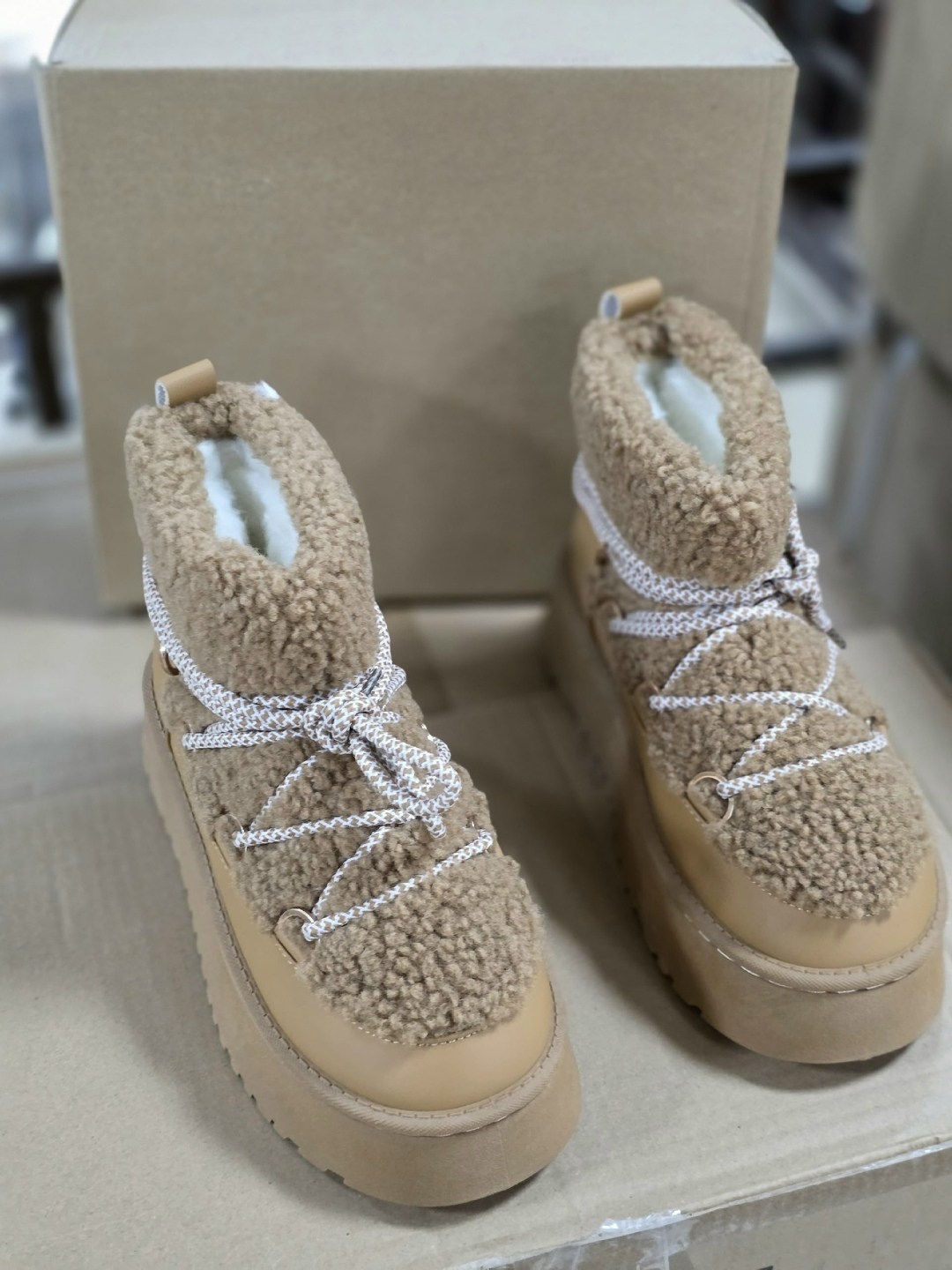 угги луноходы меховые на высокой подошве,угги луноходы меховые на высокой подошве uggi,угги луноходы меховые на высокой подошве uggi цвет бежевый,угги луноходы меховые на высокой подошве uggi цвет мол