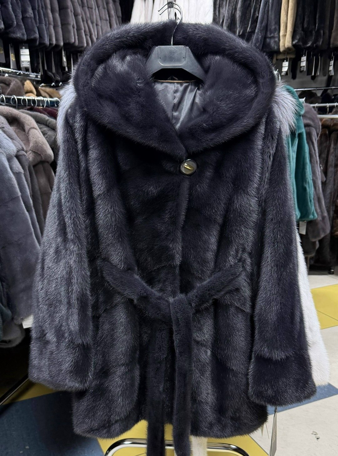 шуба норковая,шубка из меха европейской норки с капюшоном,шубка из меха европейской норки с капюшоном модель москвичка,норковая шуба с капюшоном,норковая графитовая шуба с капюшоном укороченная