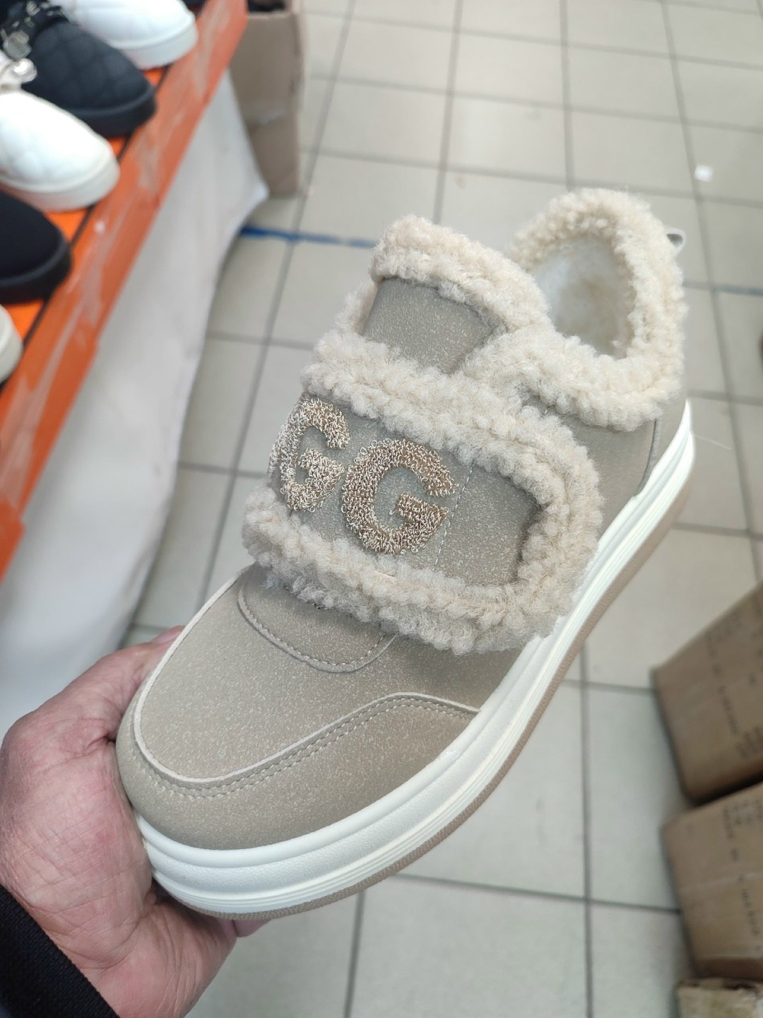 ,женские зимние кроссовки на меху,женские зимние кроссовки,кроссовки женские зимние меховые на шнурках черные угг ugg sofia alexs,зимние кроссовки