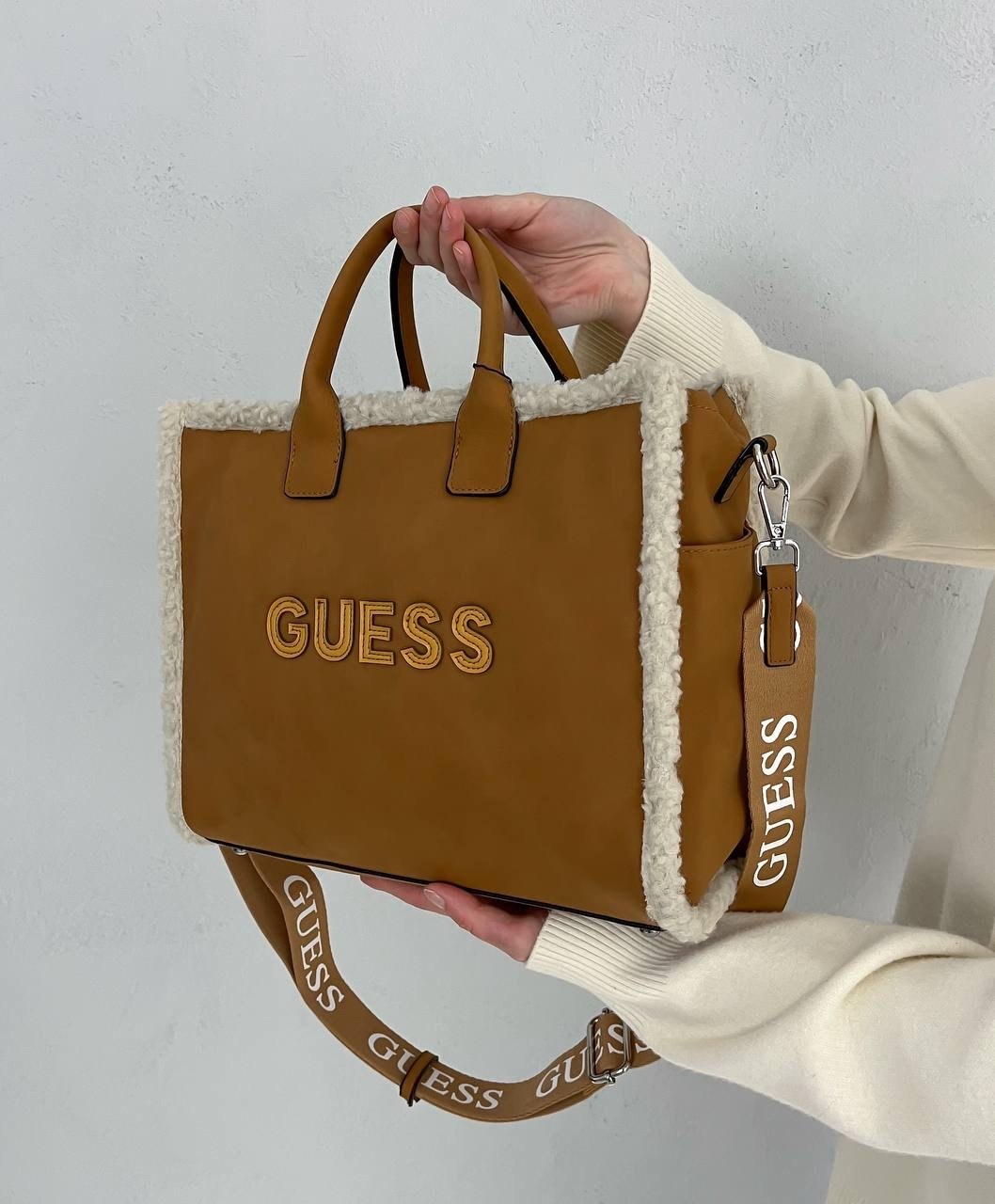 сумка женская guess,сумка guess,сумка-тоут guess silvana compartment светло-коричневая,сумка guess silvana mini,большая светло-коричневая сумочка silvana с овчиной guess