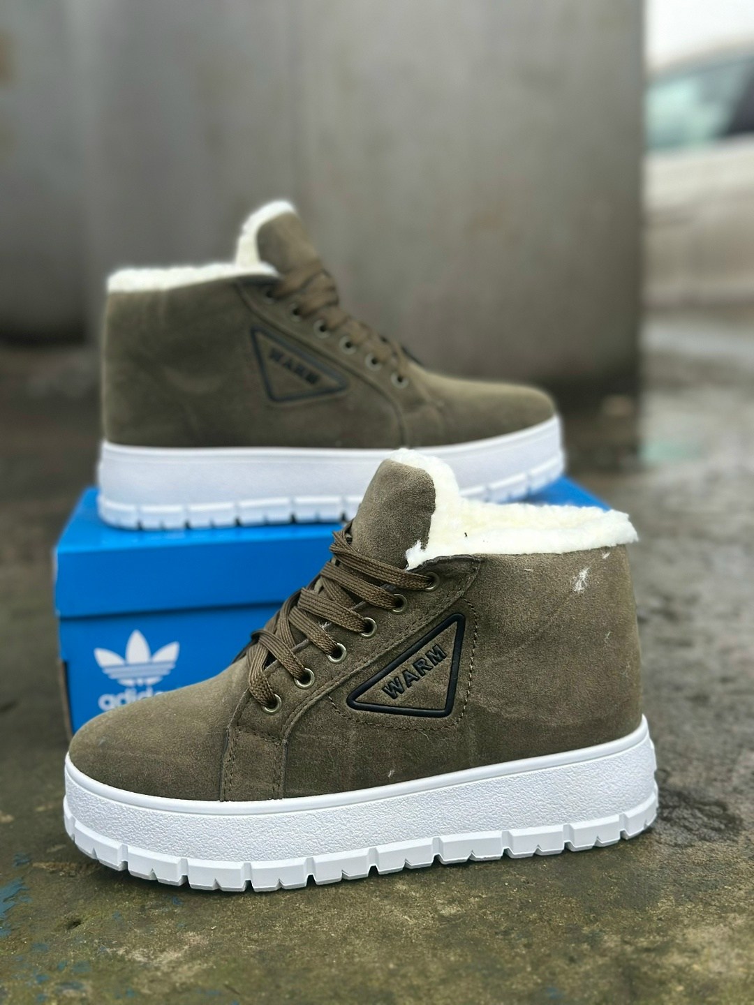 зимние замшевые женские кеды prada бежевые с мехом,женские зимние кеды prada,,женские зимние кроссовки prada с мехом,кроссовки зимние с мехом натуральная замша