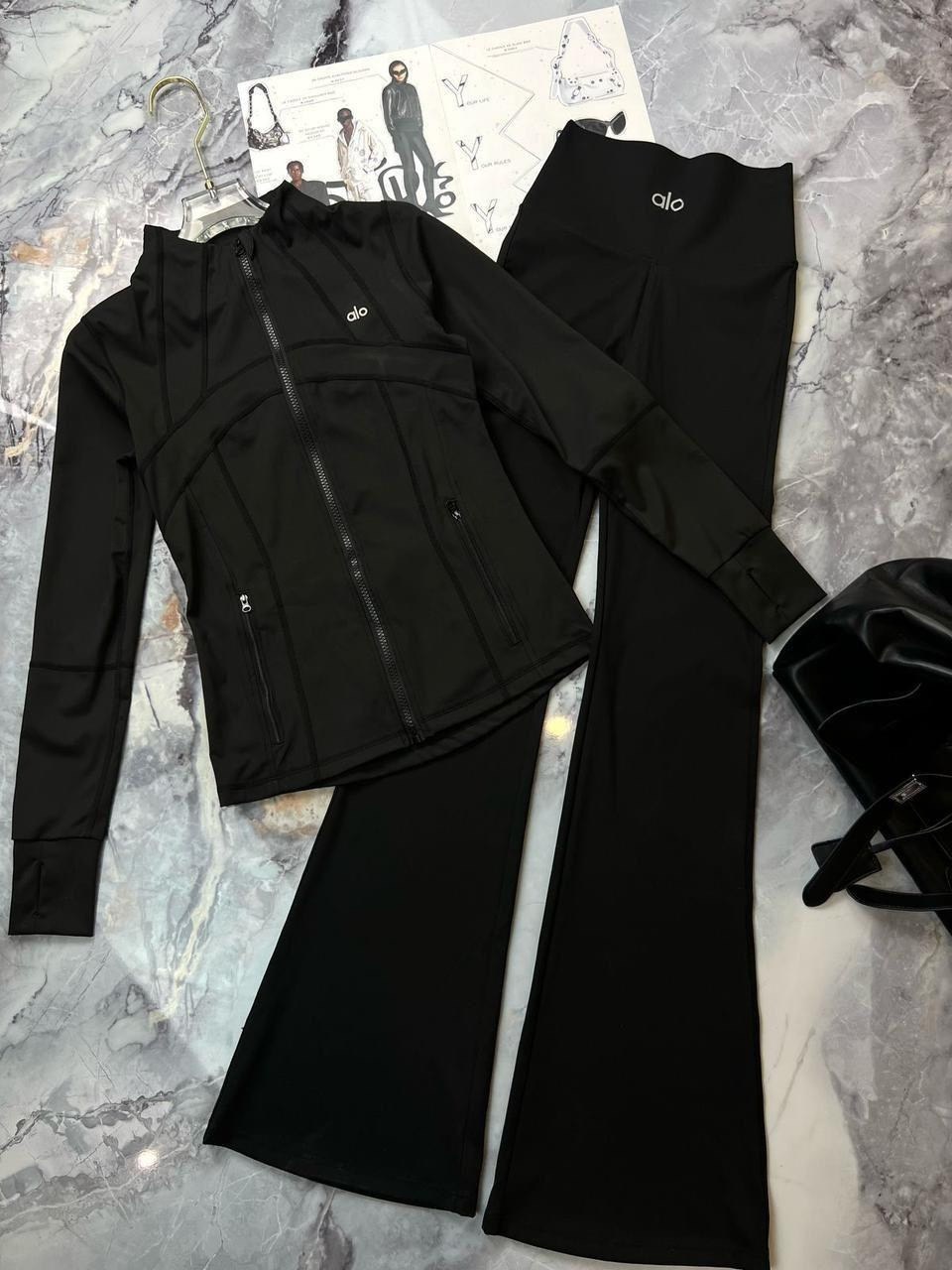 девушка тренер блондинка с спортивной фигурой,девушка блондинка в чёрной кофточке и спортивных обтягивающих леггинсах,девушка,девушка тренер блондинка с спортивной фигурой в ярко,девушка блондинка в б