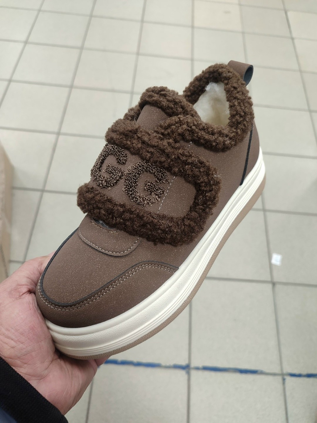 ,женские зимние кроссовки на меху,женские зимние кроссовки,кроссовки женские зимние меховые на шнурках черные угг ugg sofia alexs,зимние кроссовки