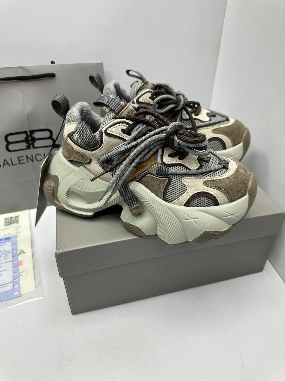 кроссовки balenciaga,кроссовки balenciaga triple s,кроссовки баленсиага,женские кроссовки,массивные кроссовки