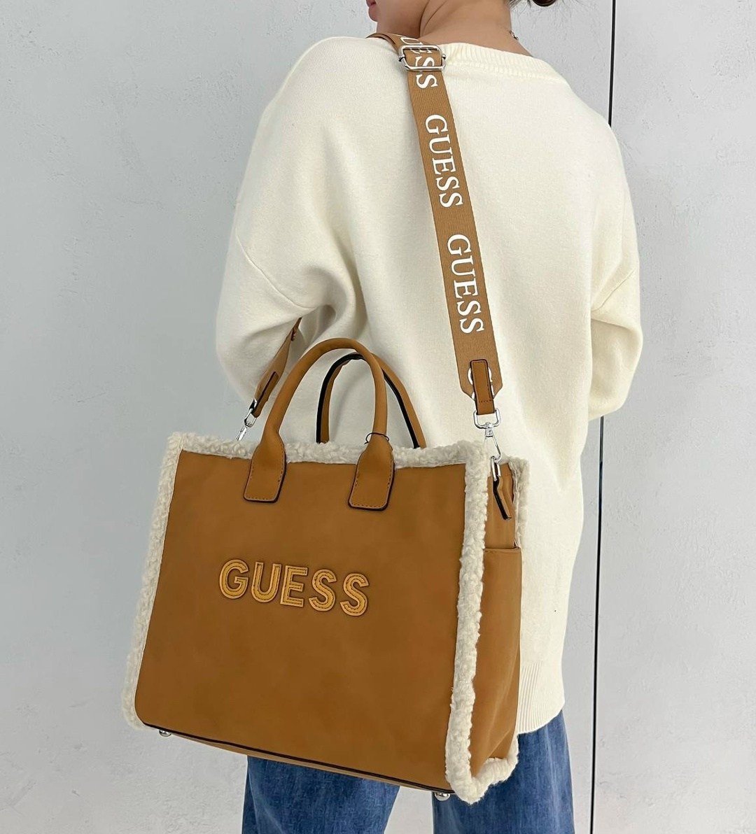 сумка женская guess,сумка guess,сумка-тоут guess silvana compartment светло-коричневая,сумка guess silvana mini,большая светло-коричневая сумочка silvana с овчиной guess