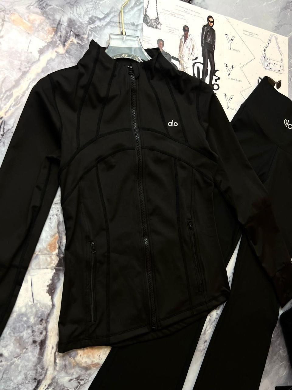 девушка тренер блондинка с спортивной фигурой,девушка блондинка в чёрной кофточке и спортивных обтягивающих леггинсах,девушка,девушка тренер блондинка с спортивной фигурой в ярко,девушка блондинка в б