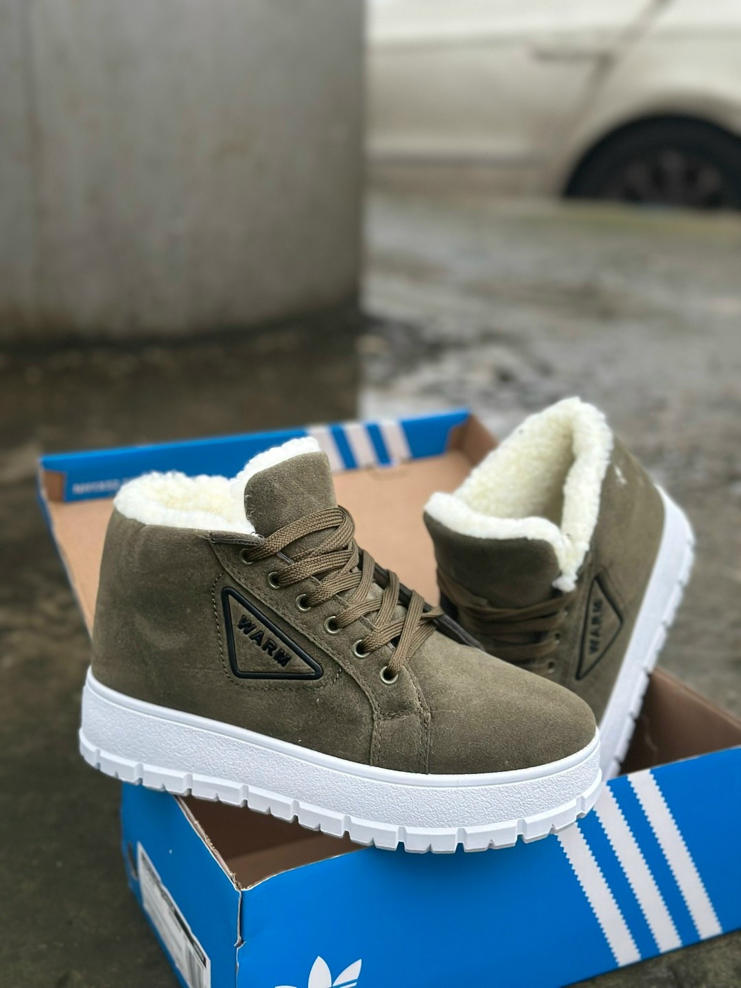 зимние замшевые женские кеды prada бежевые с мехом,женские зимние кеды prada,,женские зимние кроссовки prada с мехом,кроссовки зимние с мехом натуральная замша