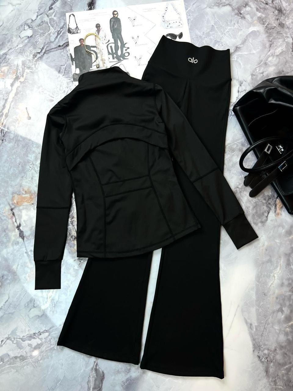 девушка тренер блондинка с спортивной фигурой,девушка блондинка в чёрной кофточке и спортивных обтягивающих леггинсах,девушка,девушка тренер блондинка с спортивной фигурой в ярко,девушка блондинка в б