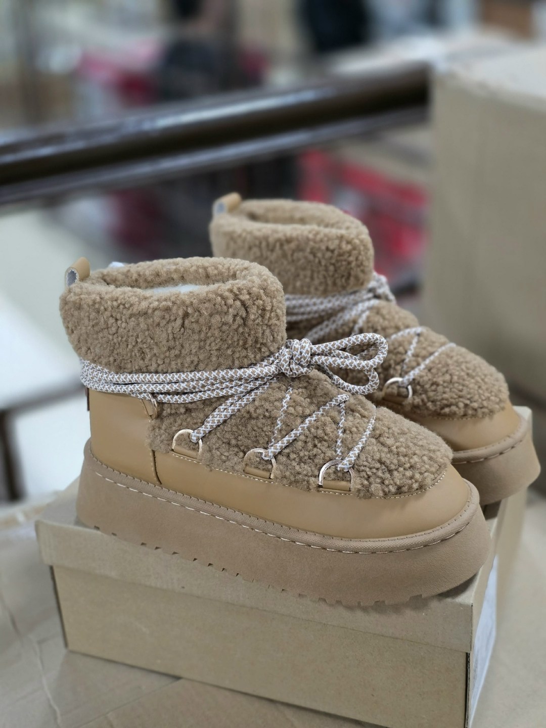 угги луноходы меховые на высокой подошве,угги луноходы меховые на высокой подошве uggi,угги луноходы меховые на высокой подошве uggi цвет бежевый,угги луноходы меховые на высокой подошве uggi цвет мол