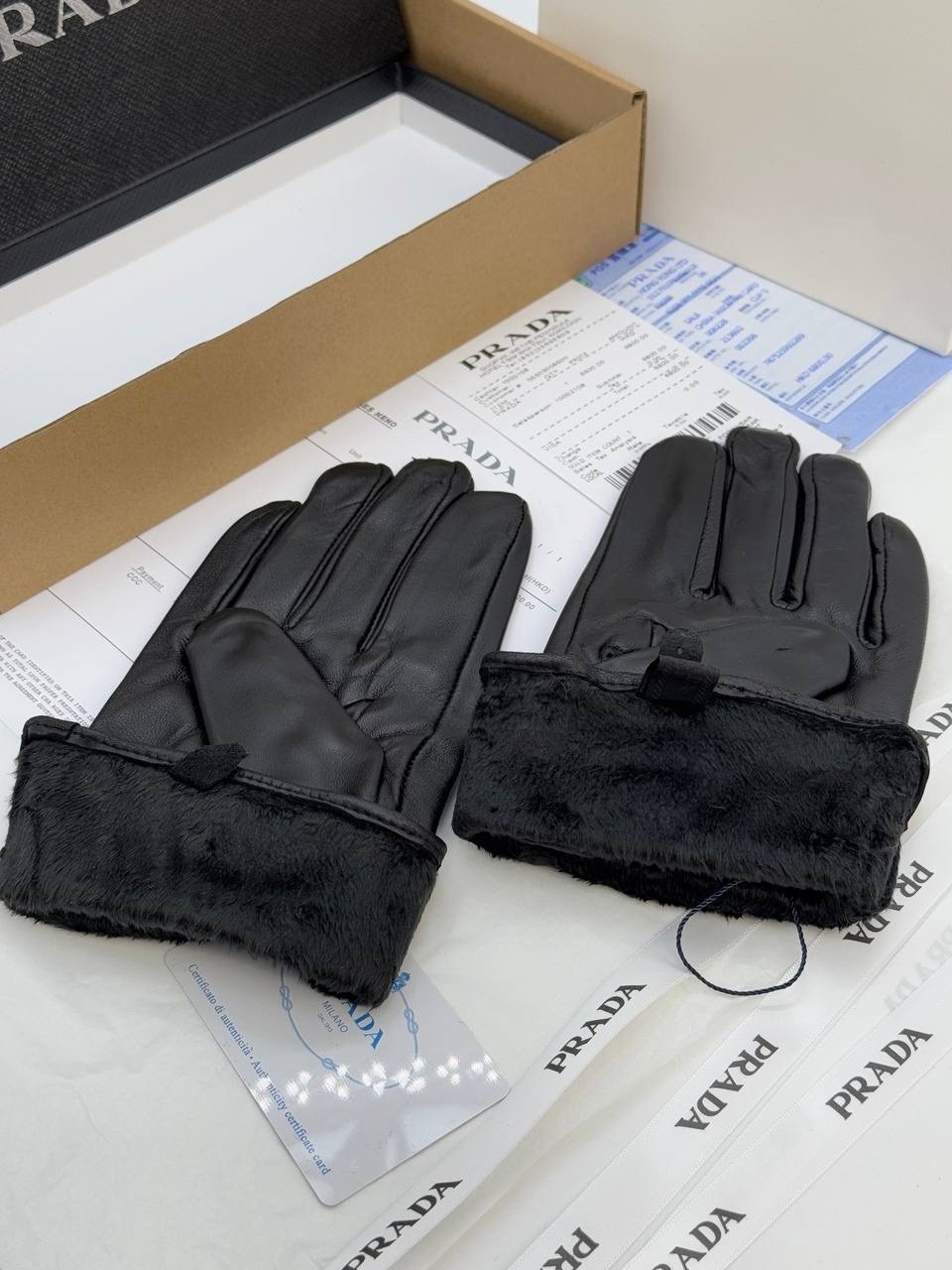перчатки prada,кожаные перчатки prada,перчатки prada мужские,комбинированные перчатки prada,перчатки модные