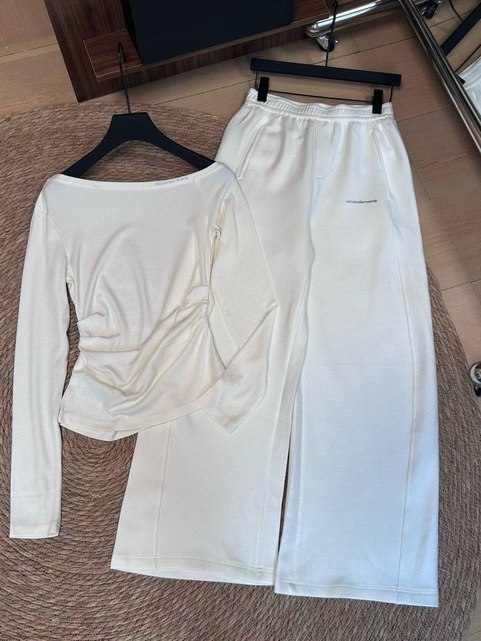 модные брюки,брюки с высокой талией,брюки с широкими штанинами,штаны белые,спортивные штаны