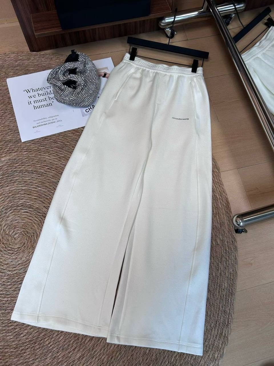 модные брюки,брюки с высокой талией,брюки с широкими штанинами,штаны белые,спортивные штаны