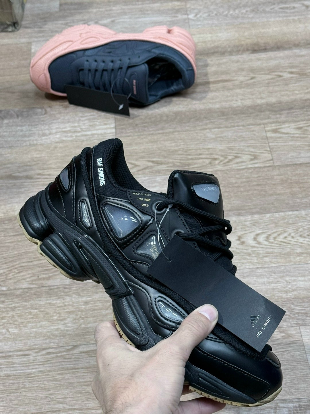 кроссовки adidas raf simons x ozweego 'tactile rose' розовый,кроссовки adidas by raf simons ozweego 3 синие с розовым,кроссовки raf simons x ozweego adidas розовый,adidas by raf simons ozweego 3 синие