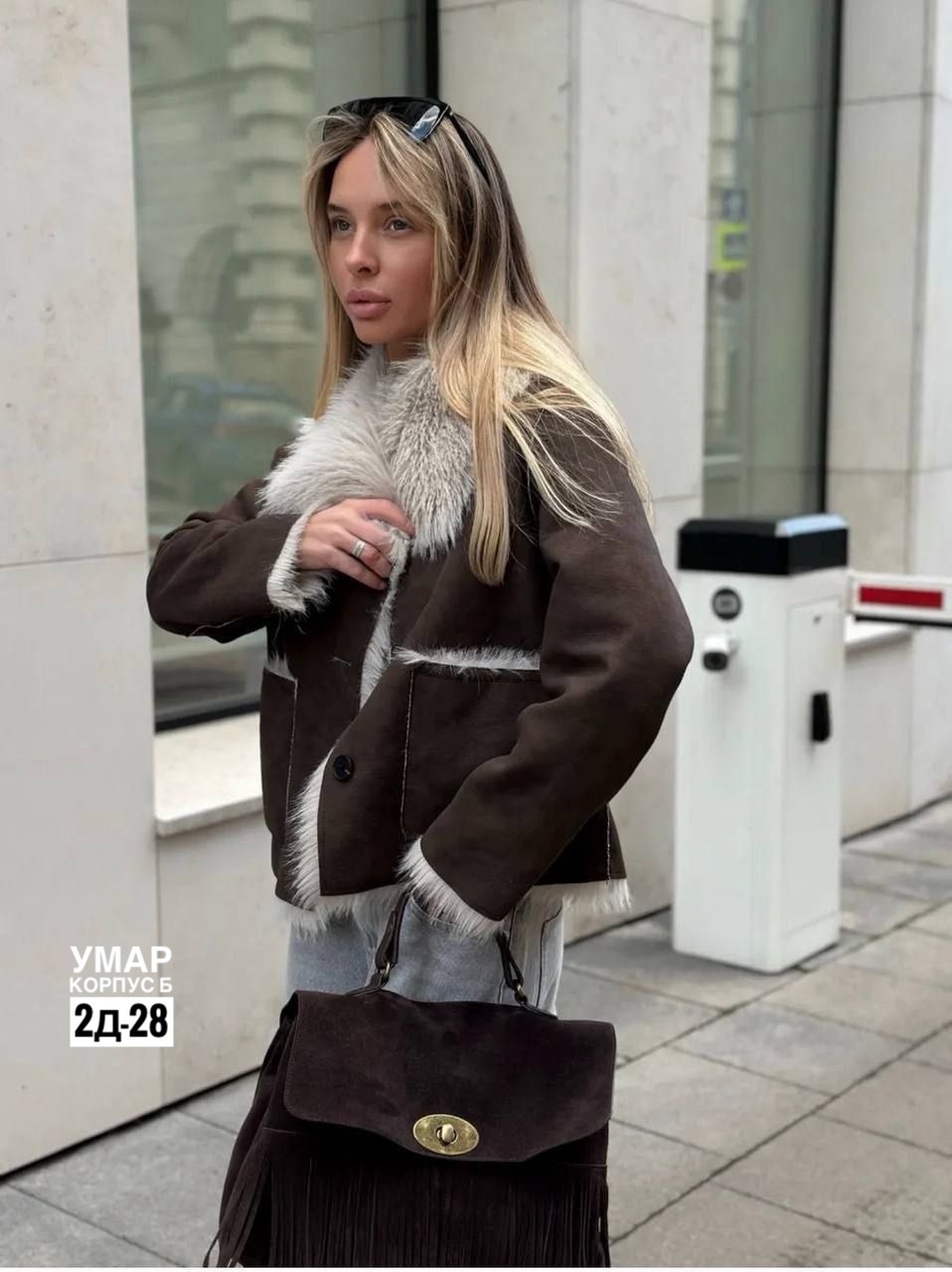 car park photo shoot brown jacket outfit,джинсы оверсайз,мода стиль,мода модная