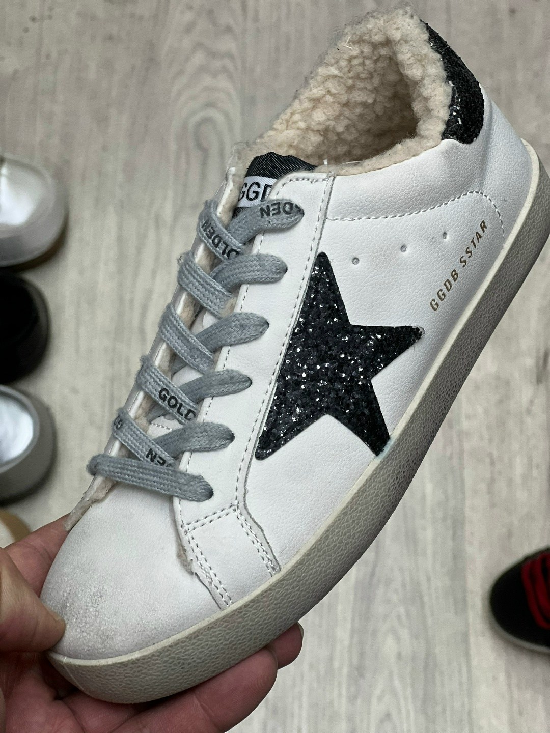 женские зимние кеды golden goose 2025-2025 серебристые,кеды женские golden goose a116527 зимние с мехом серебристые,кеды зимние с натуральным мехом golden goose premium shoes,,кеды golden goose