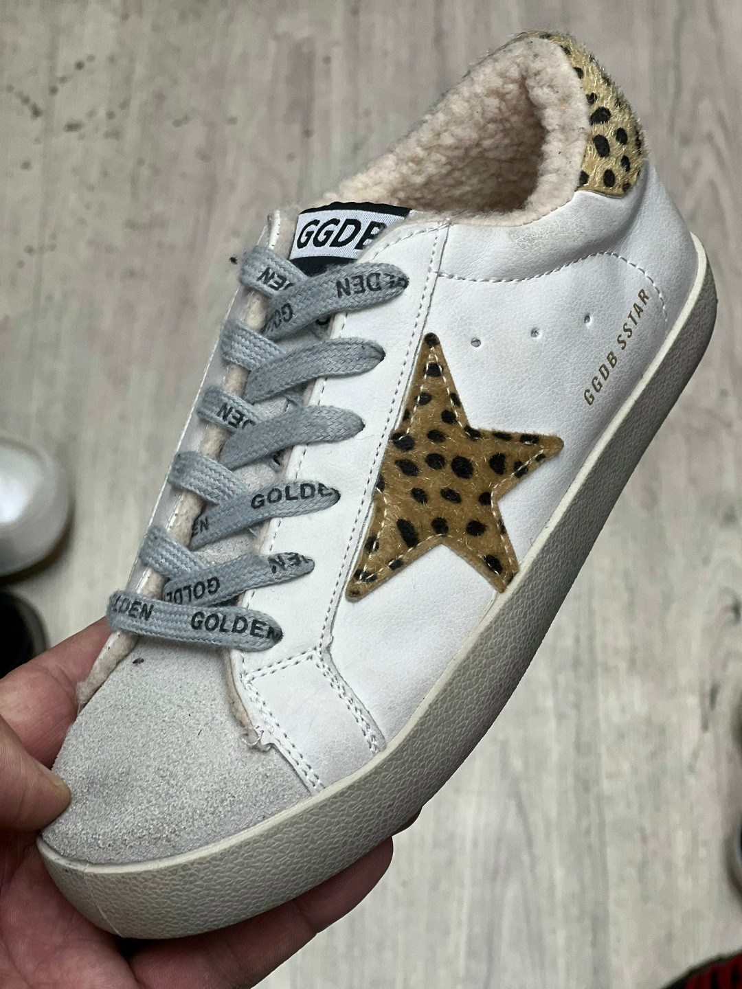женские зимние кеды golden goose 2025-2025 серебристые,кеды женские golden goose a116527 зимние с мехом серебристые,кеды зимние с натуральным мехом golden goose premium shoes,,кеды golden goose