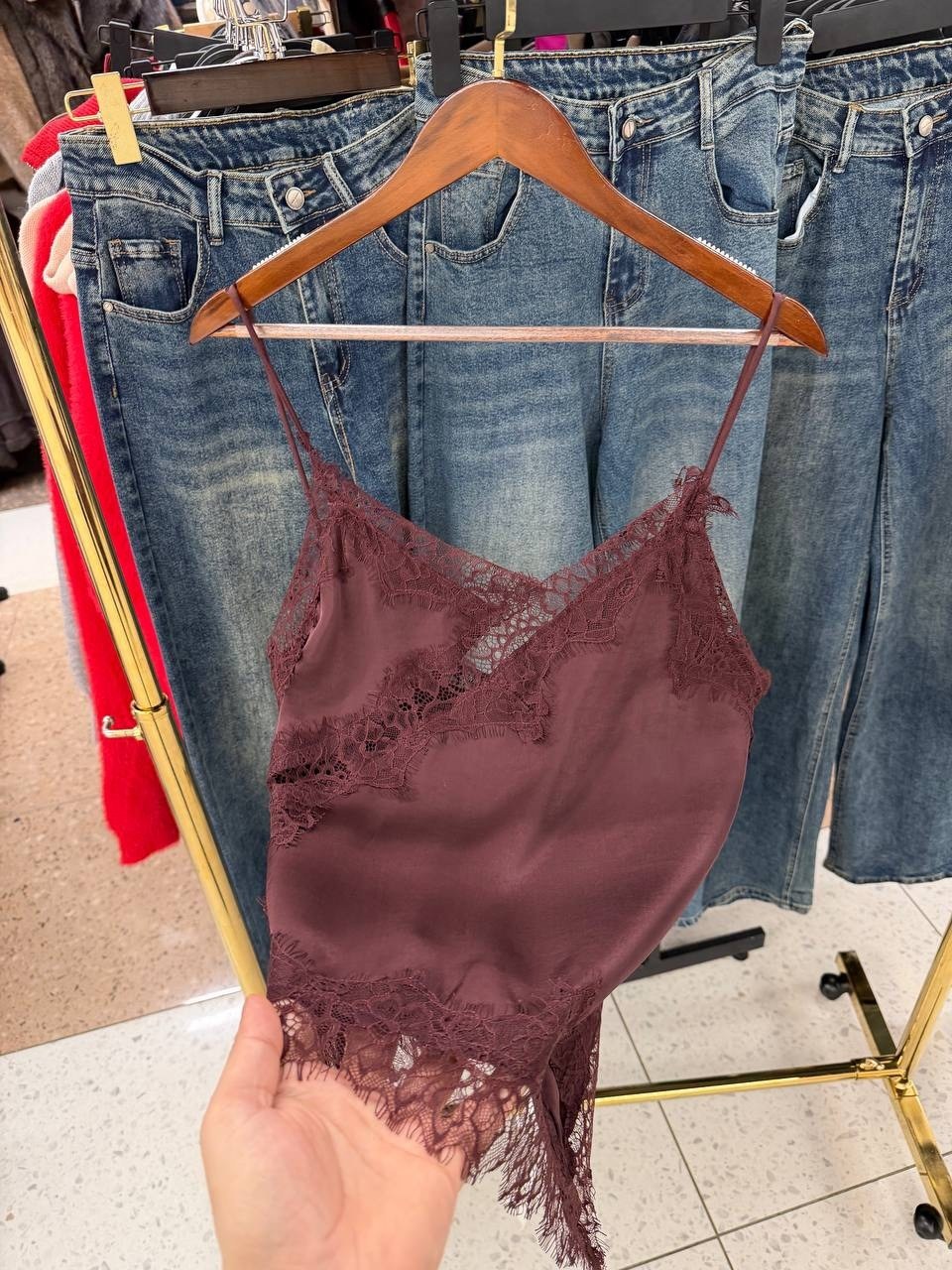 топ с кружевом,шелковая майка на бретельках с кружевом,топ шелковый,майка на бретельках с кружевом,топ на бретелях с кружевом