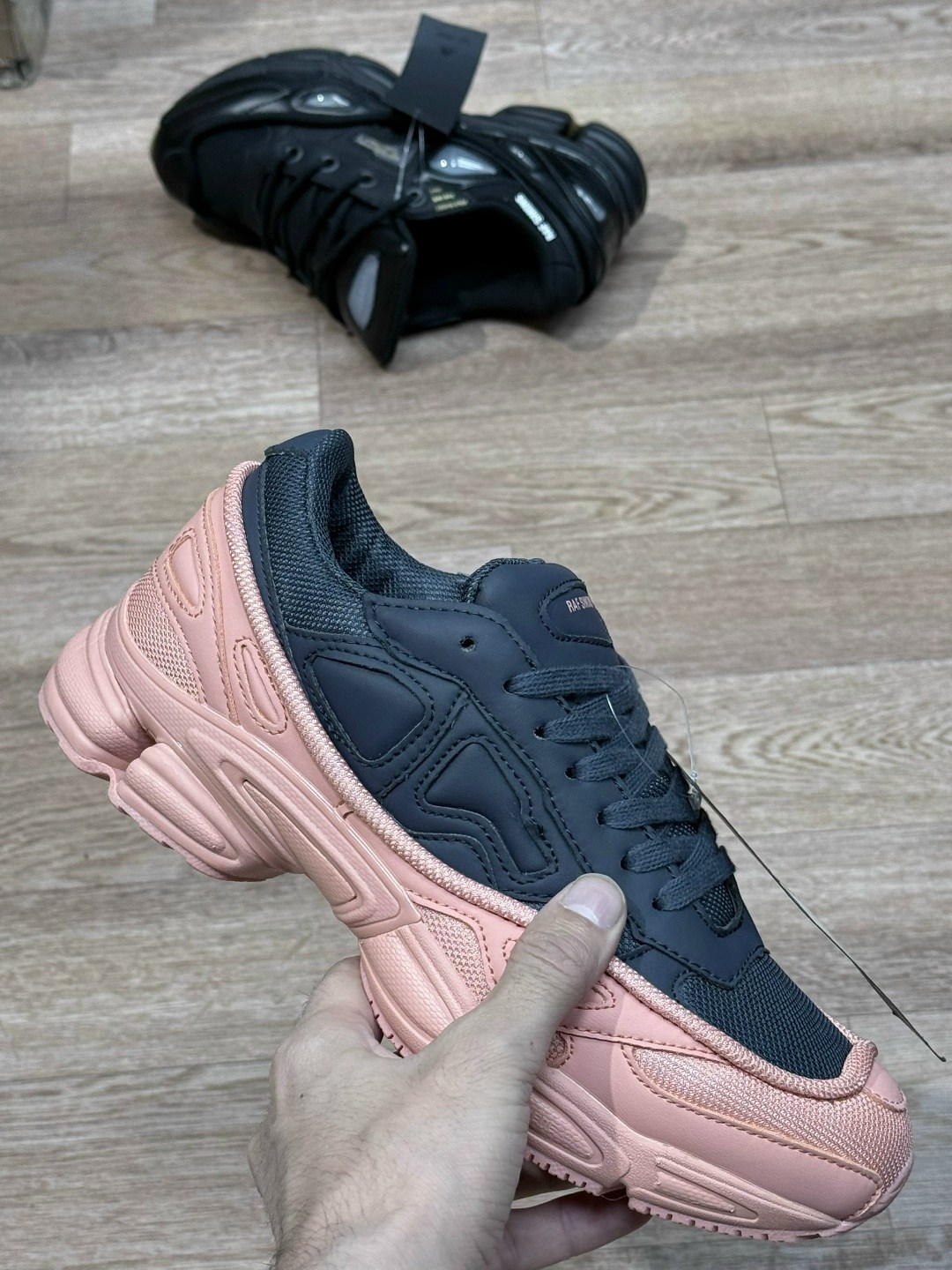 кроссовки adidas raf simons x ozweego 'tactile rose' розовый,кроссовки adidas by raf simons ozweego 3 синие с розовым,кроссовки raf simons x ozweego adidas розовый,adidas by raf simons ozweego 3 синие