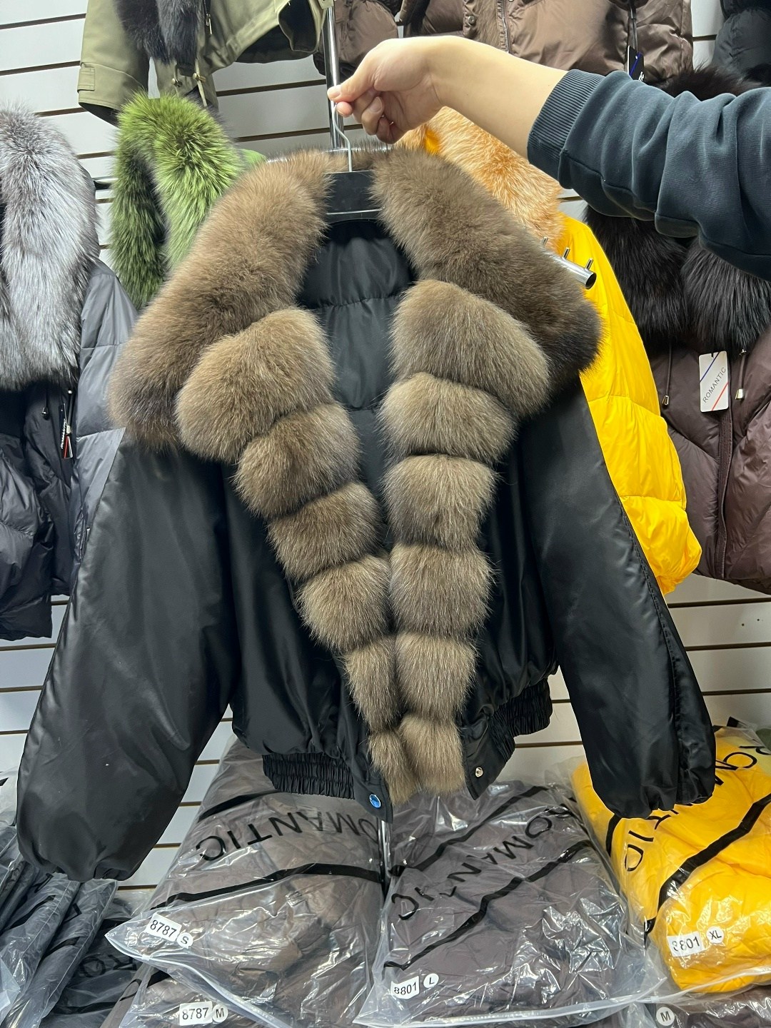куртка-бомбер с натуральным мехом песца,пуховик с натуральным мехом,пуховик женский с натуральным мехом,курткабомбер с натуральным мехом песца,куртка с мехом