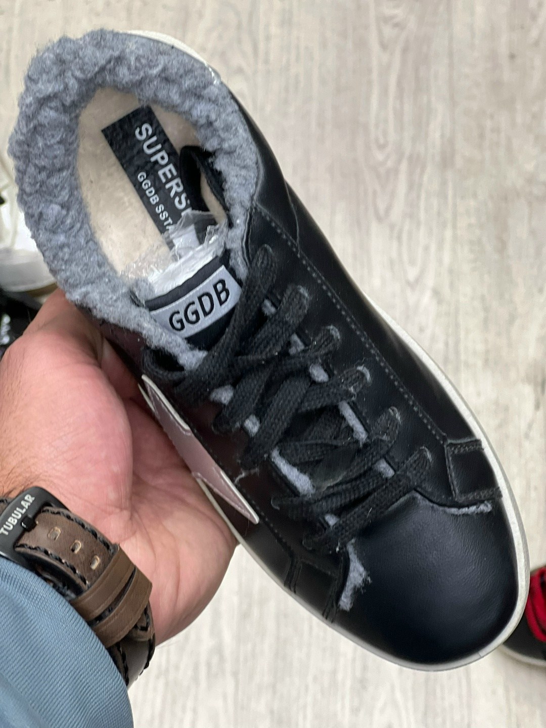 женские зимние кеды golden goose 2025-2025 серебристые,кеды женские golden goose a116527 зимние с мехом серебристые,кеды зимние с натуральным мехом golden goose premium shoes,,кеды golden goose