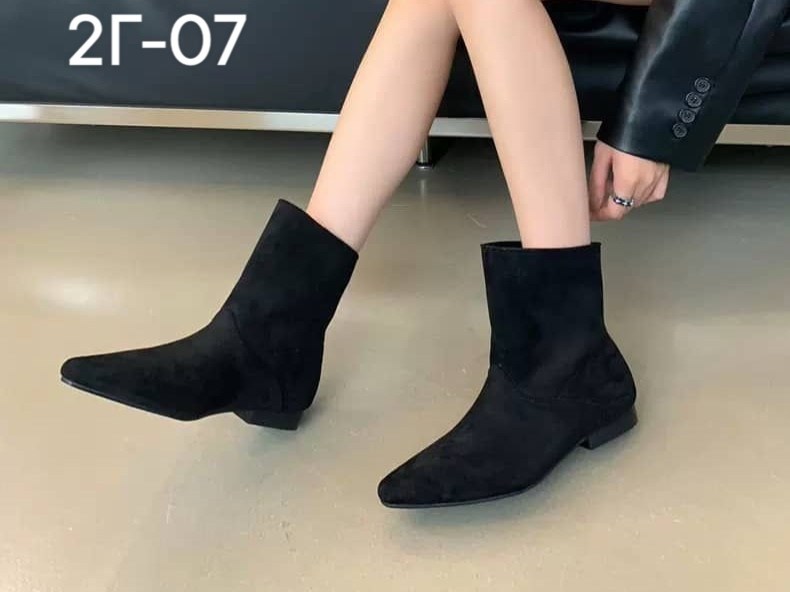 ,замшевые женские ботильоны с острым носком на,замшевые ботильоны,замшевые ботильоны женские на плоской подошве,женские классические черные ботильоны из флока с острым носком на низком каблуке
