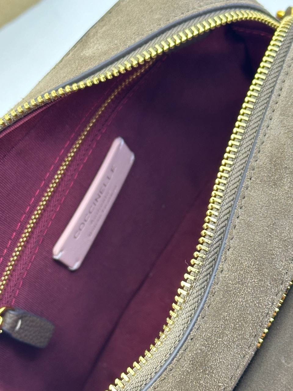 сумка coccinelle,женская сумка coccinelle,coccinelle liya medium suede,coccinelle beat soft,замшевая сумка coccinelle