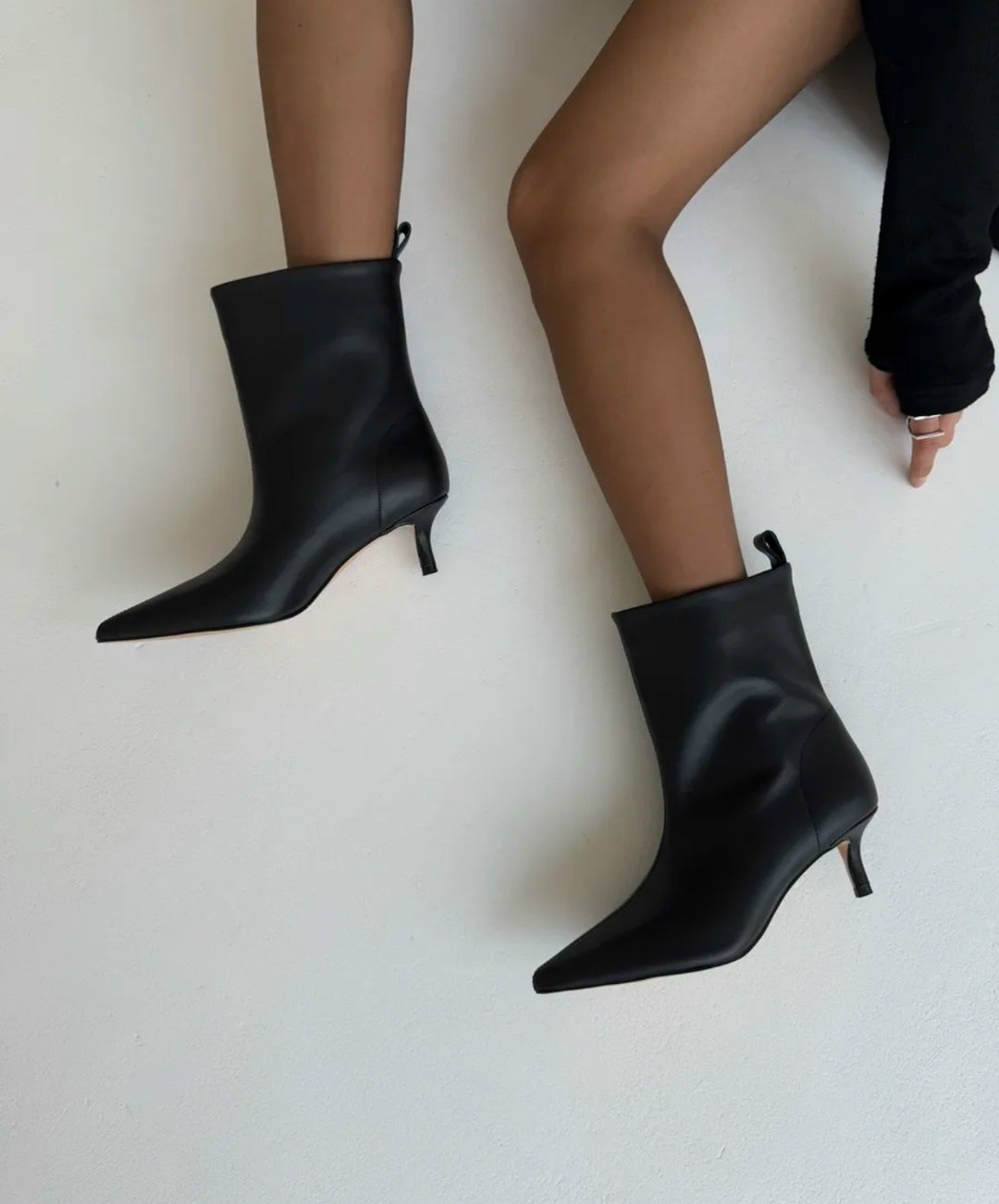 ботильоны демисезонные каблучок рюмочка starq 315398723,ботильоны демисезонные на низком каблуке шпильке emarti,ботильоны на каблуке осенние,демисезонные ботильоны,ботильоны с острым носом