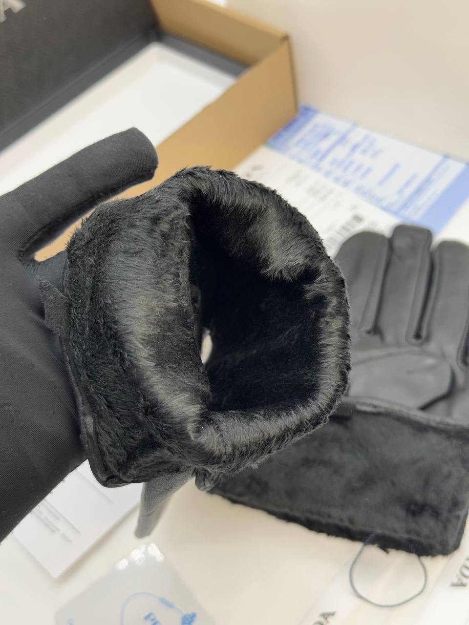 перчатки prada,кожаные перчатки prada,перчатки prada мужские,комбинированные перчатки prada,перчатки модные