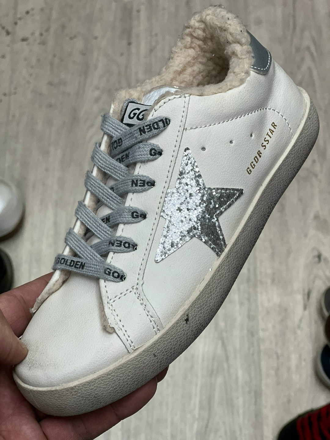 женские зимние кеды golden goose 2025-2025 серебристые,кеды женские golden goose a116527 зимние с мехом серебристые,кеды зимние с натуральным мехом golden goose premium shoes,,кеды golden goose