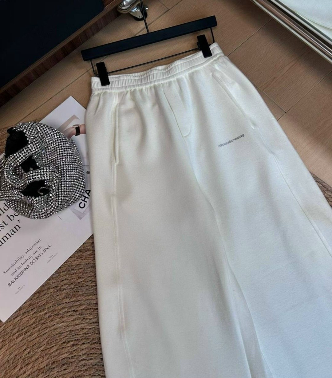 модные брюки,брюки с высокой талией,брюки с широкими штанинами,штаны белые,спортивные штаны