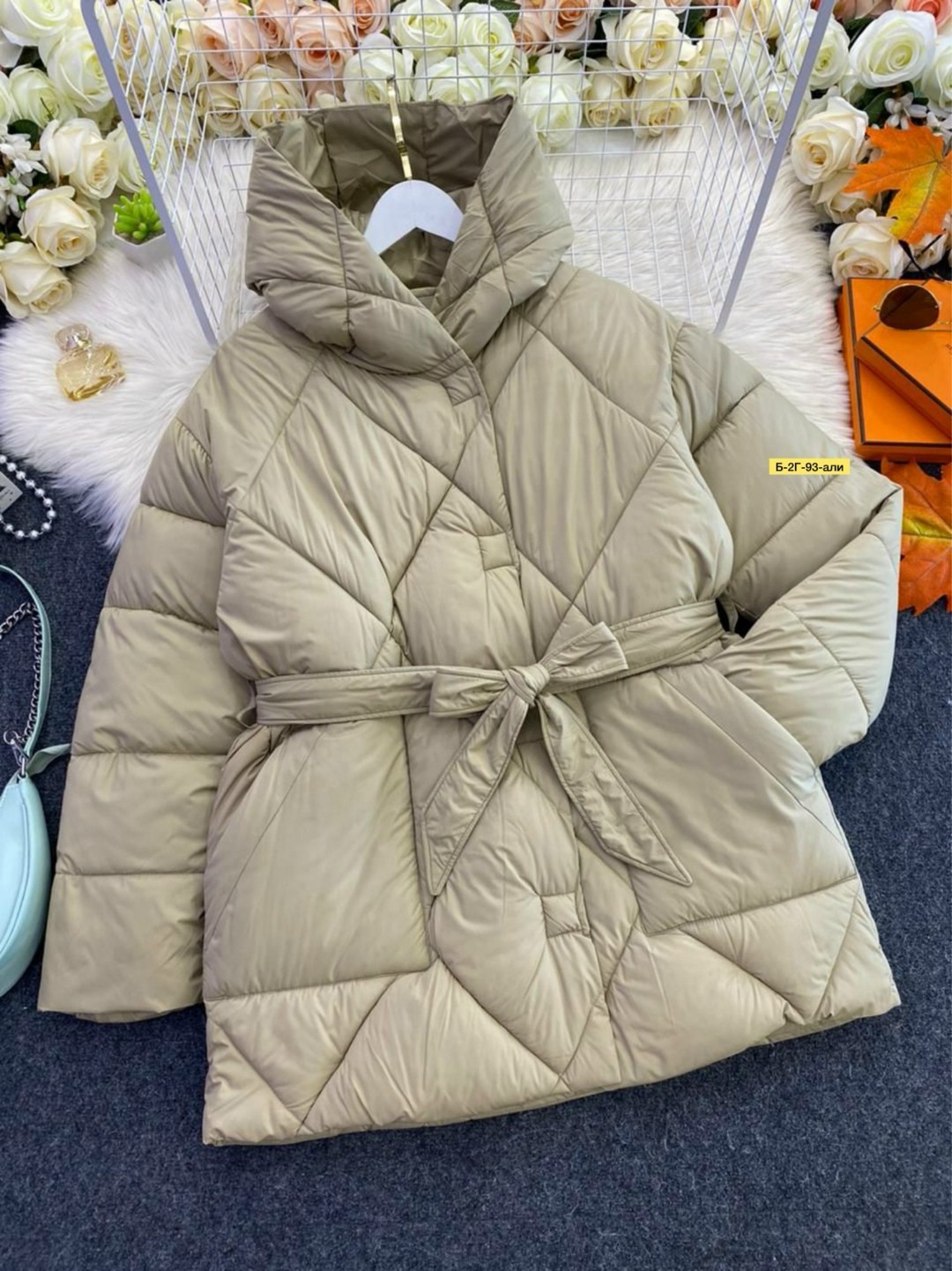 стеганая куртка с поясом и капюшоном каппучино k91 sn,куртка женская демисезонная,куртка демисезонная,куртка женская,куртка с поясом