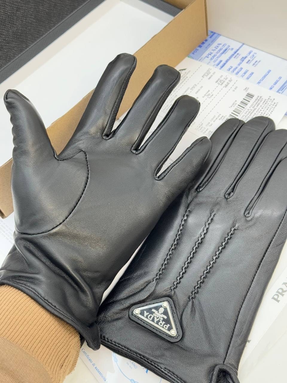 перчатки prada,кожаные перчатки prada,перчатки prada мужские,комбинированные перчатки prada,перчатки модные