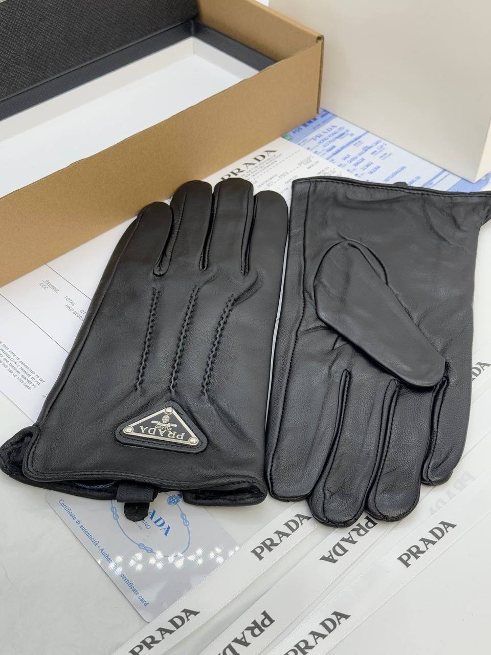 перчатки prada,кожаные перчатки prada,перчатки prada мужские,комбинированные перчатки prada,перчатки модные