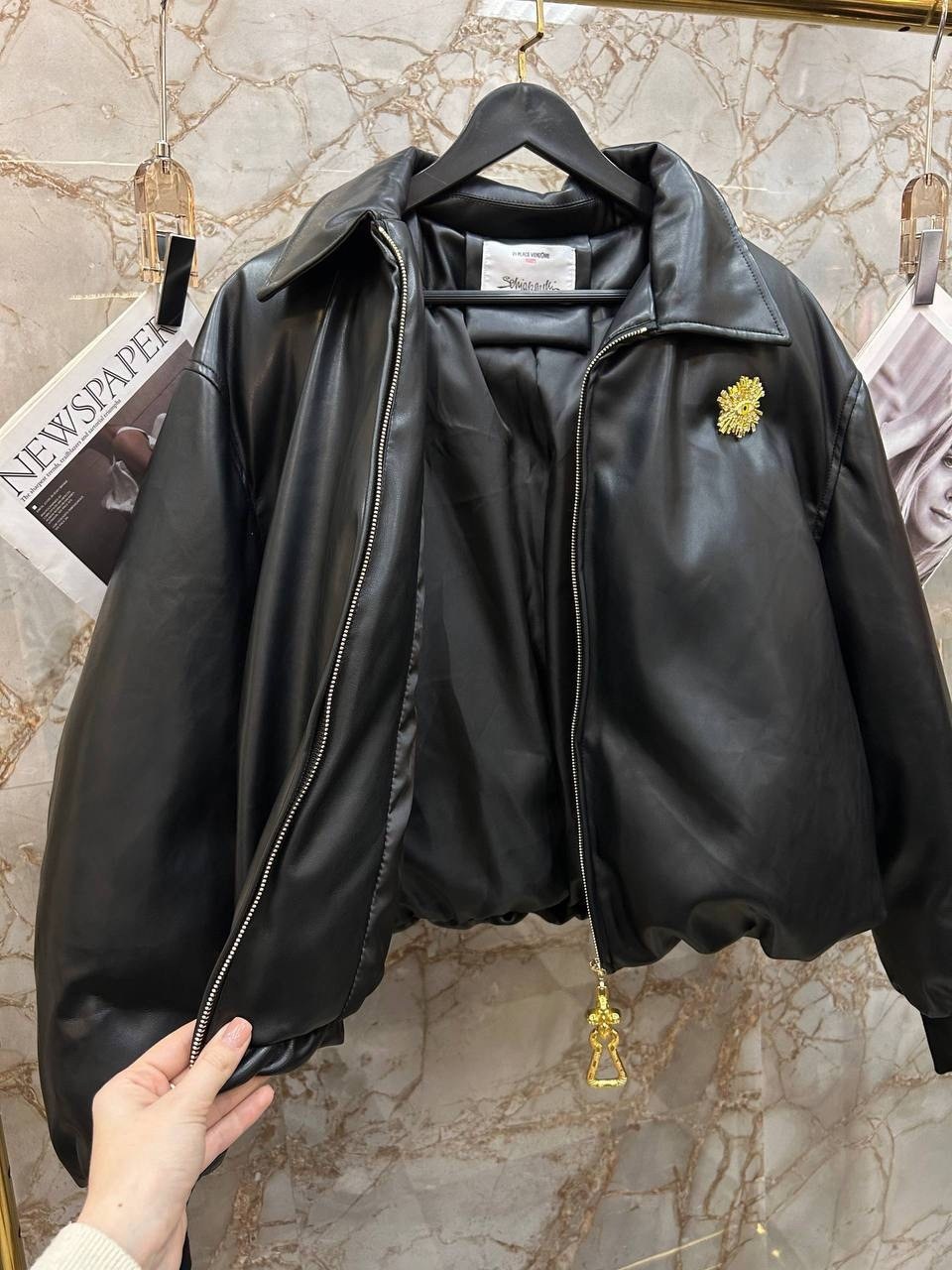 versace jeans couture кожаная куртка-бомбер с v образной эмблемой черный,кожаная куртка,кожаная куртка versace,кожаная куртка бомбер,куртка бомбер