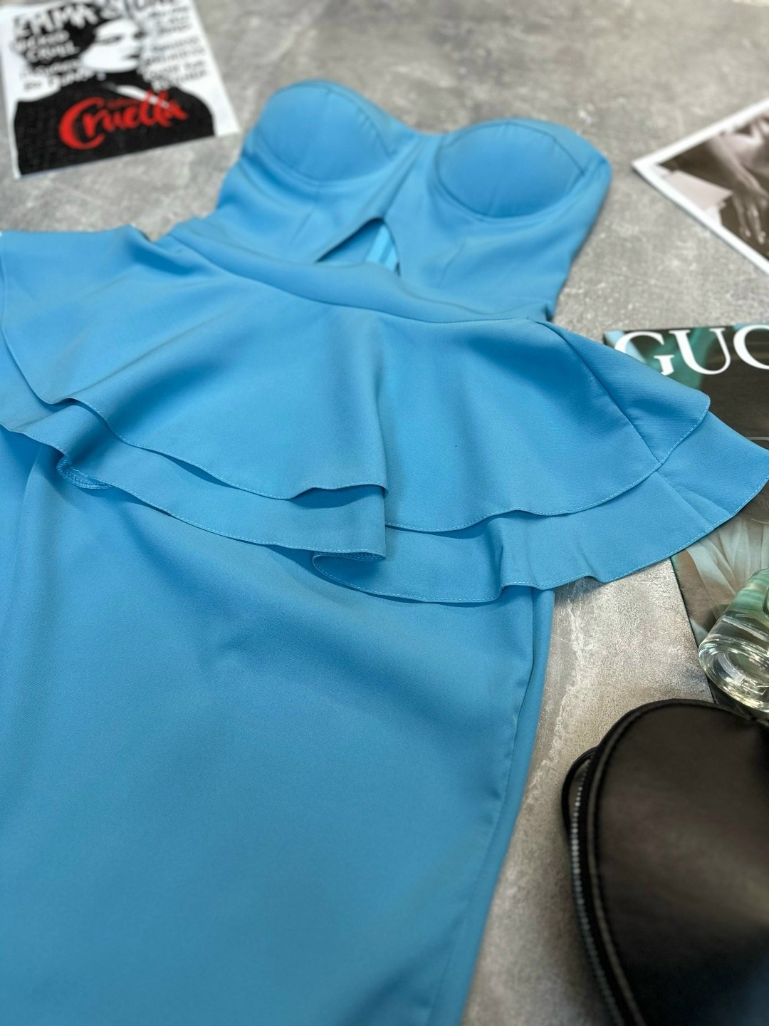 платье с баской на талии,платье баска белое,вечернее платье с баской в белом цвете,белый костюм с юбкой,белое вечернее платье с баской