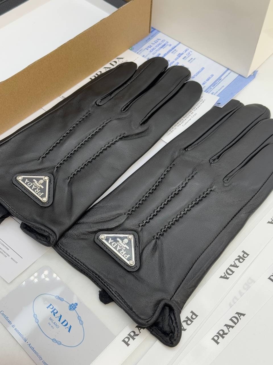 перчатки prada,кожаные перчатки prada,перчатки prada мужские,комбинированные перчатки prada,перчатки модные