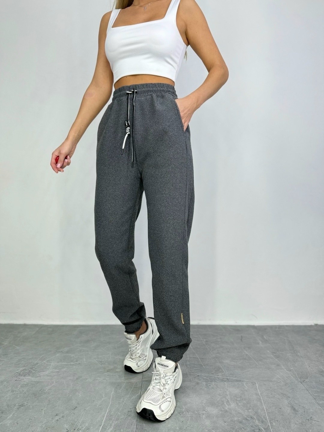 спортивные штаны женские,женские брюки спортивные,тканевые штаны женские спортивные,спортивные брюки,серые спортивные штаны женские
