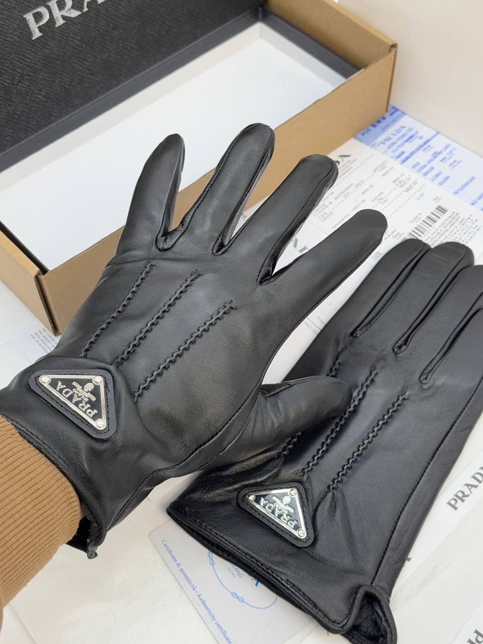 перчатки prada,кожаные перчатки prada,перчатки prada мужские,комбинированные перчатки prada,перчатки модные