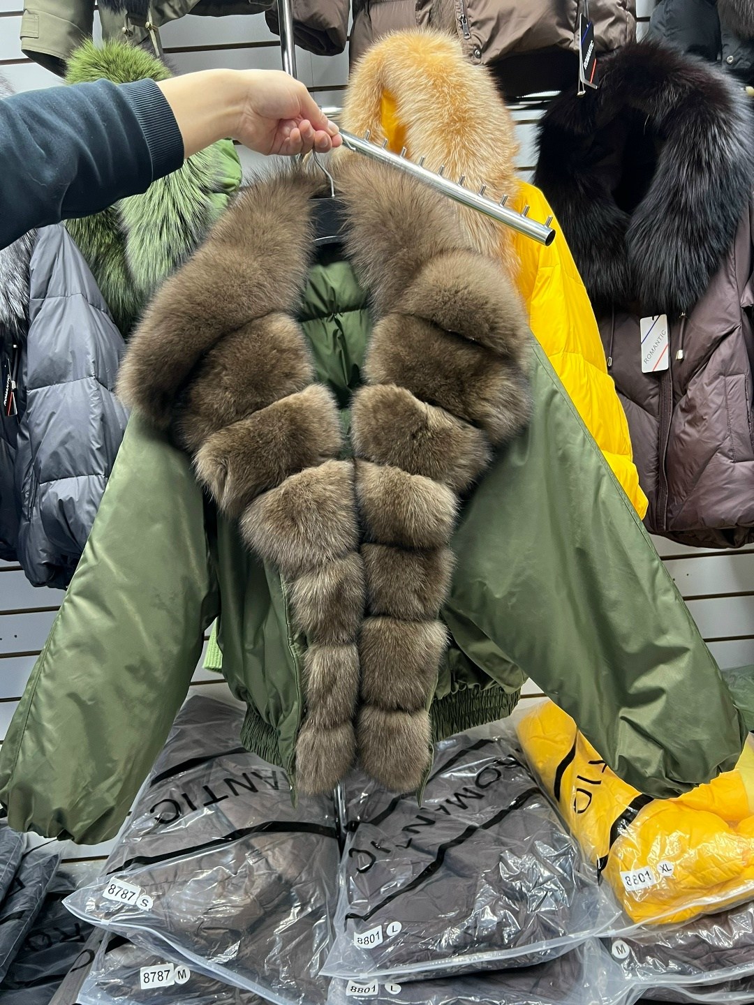 куртка-бомбер с натуральным мехом песца,пуховик с натуральным мехом,пуховик женский с натуральным мехом,курткабомбер с натуральным мехом песца,куртка с мехом