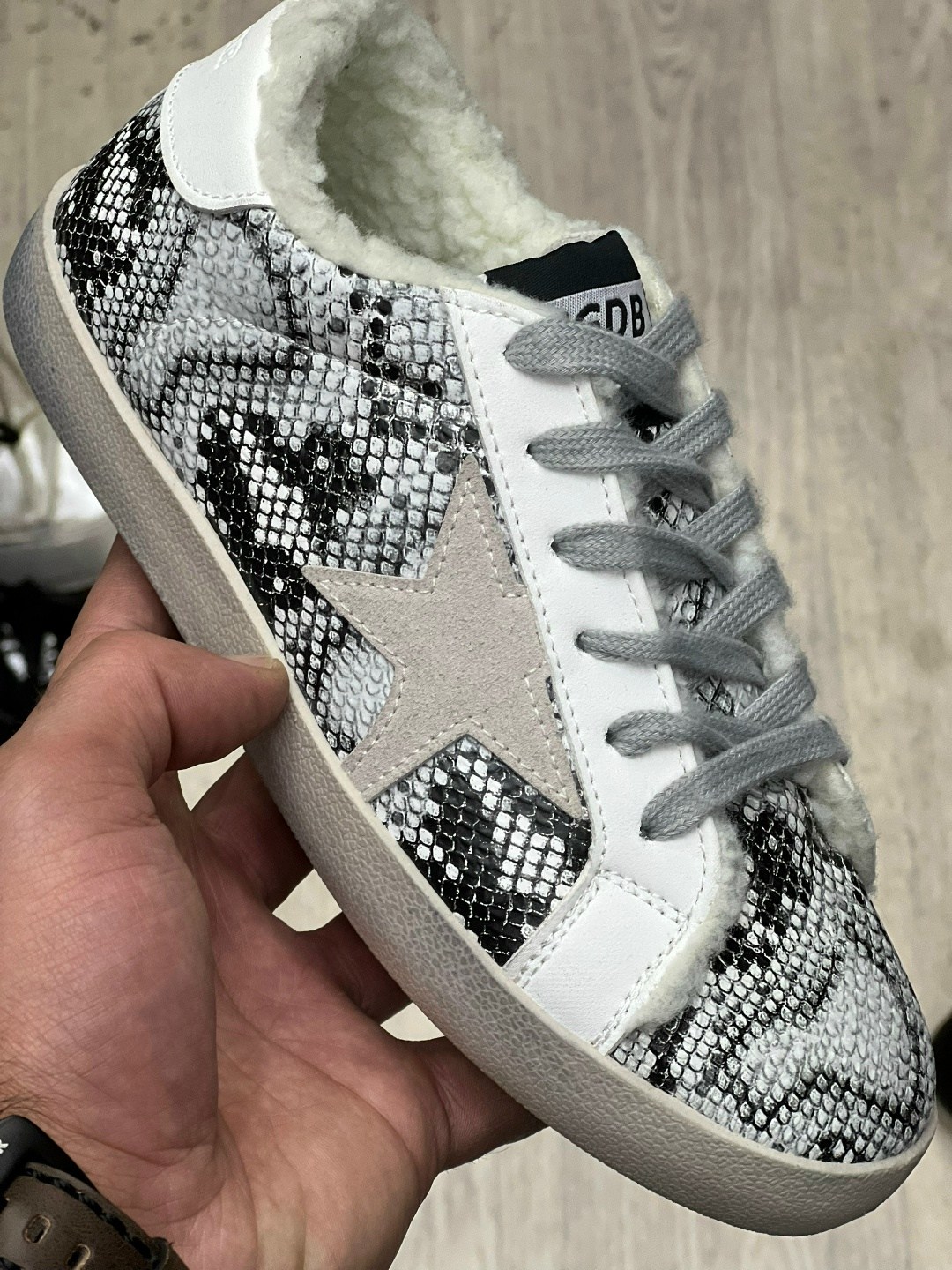 женские зимние кеды golden goose 2025-2025 серебристые,кеды женские golden goose a116527 зимние с мехом серебристые,кеды зимние с натуральным мехом golden goose premium shoes,,кеды golden goose