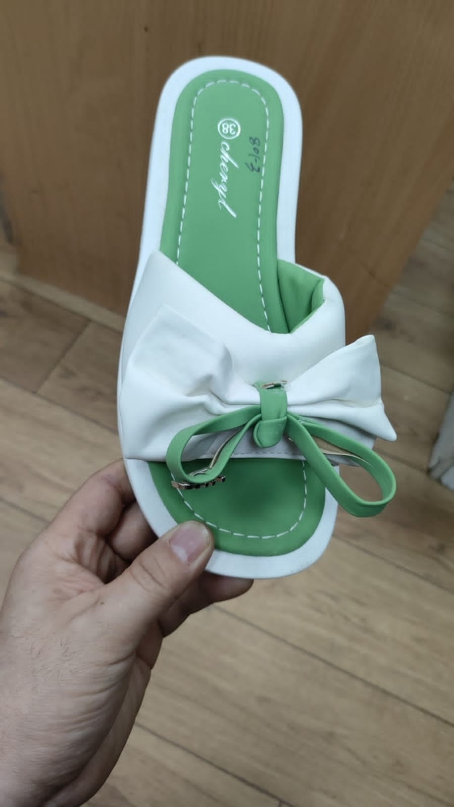 ,шлепанцы женские,популярные тапочки,модные тапочки,тапки женские