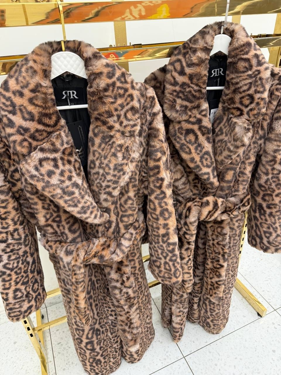 леопардовая шуба,женская шуба из натурального меха кролика рекс с леопардовым принтом,длинное леопардовое пальто из искусственного меха,шуба леопардовая длинная borondo,шуба под леопард