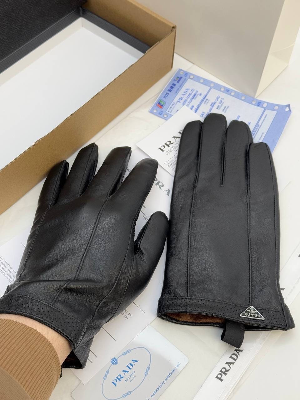 перчатки prada,кожаные перчатки prada,перчатки модные,мужские перчатки,кожаная перчатка