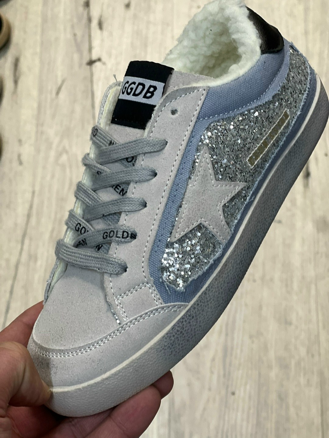 женские зимние кеды golden goose 2025-2025 серебристые,кеды женские golden goose a116527 зимние с мехом серебристые,кеды зимние с натуральным мехом golden goose premium shoes,,кеды golden goose