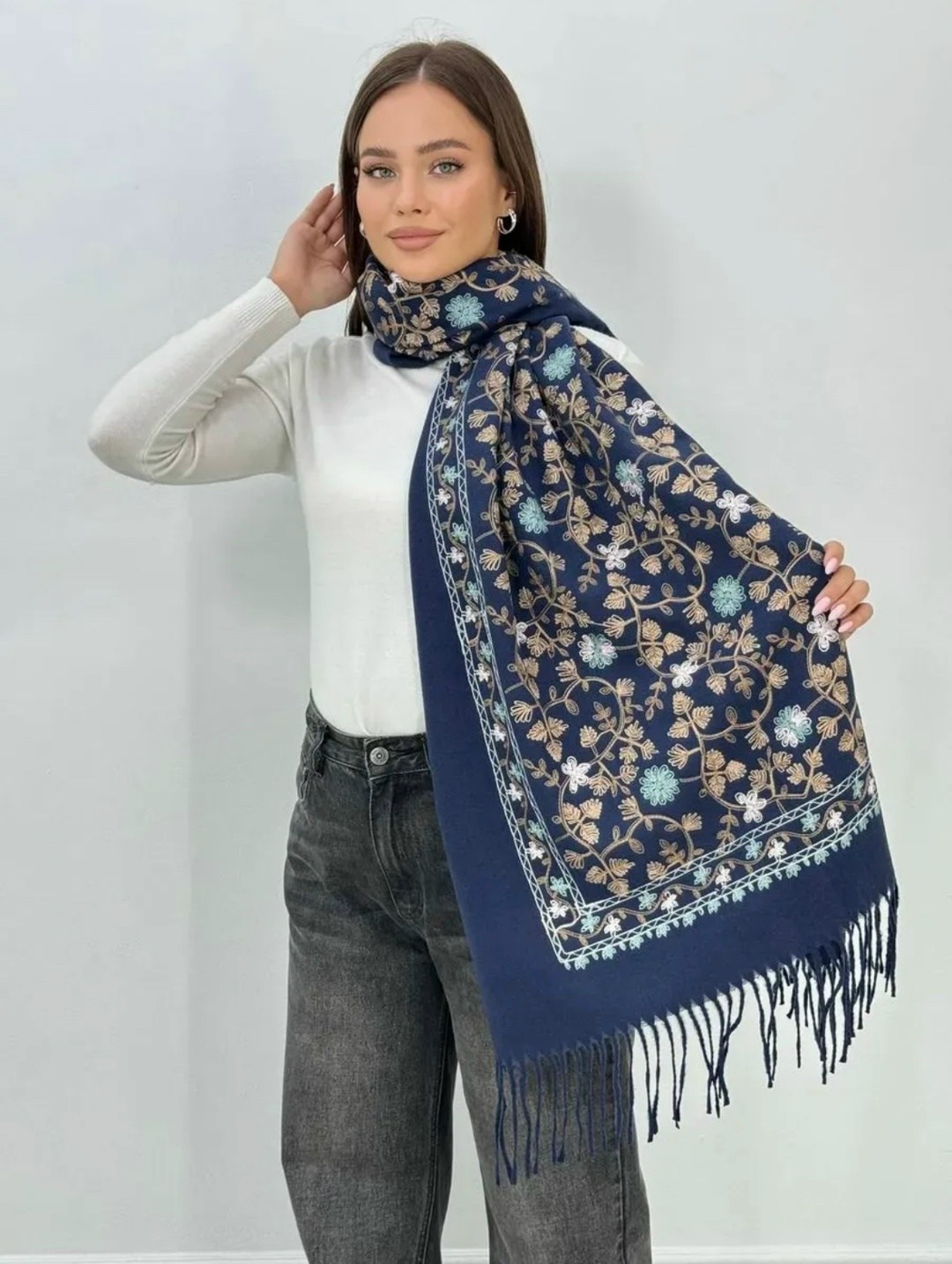 кашемировый шарф с вышивкой,палантин кашемир вышитые цветочные детали,кашемировый шарф-палантин с узорчатой вышивкой для женщин,шарф палантин кашемир вышитые цветочные детали,палантин для женщин