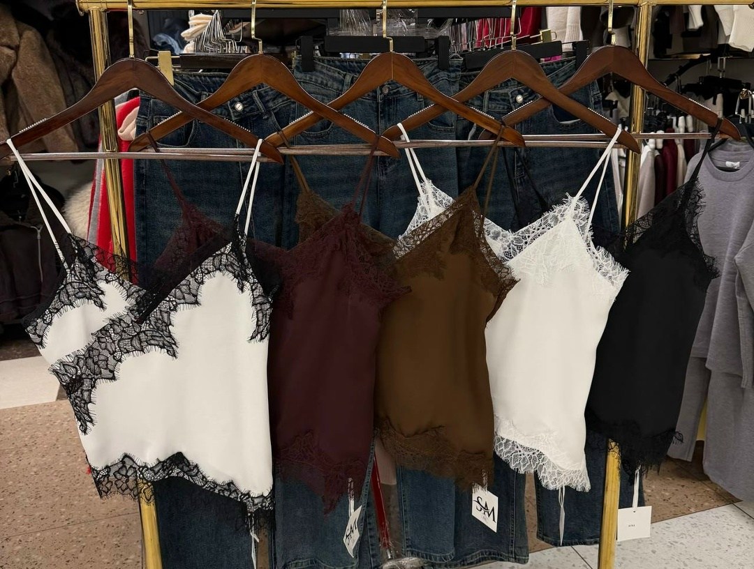 топ с кружевом,шелковая майка на бретельках с кружевом,топ шелковый,майка на бретельках с кружевом,топ на бретелях с кружевом