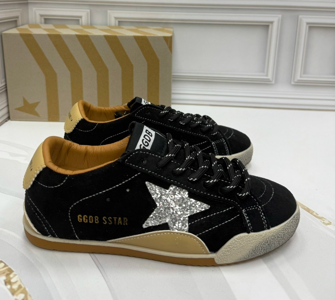 замшевые низкие кеды ballstar с аппликацией в виде звезд golden goose черный,кеды golden goose,лаковые кроссовки golden goose,,мужские замшевые низкие кроссовки с вышитыми звездами superstar gold