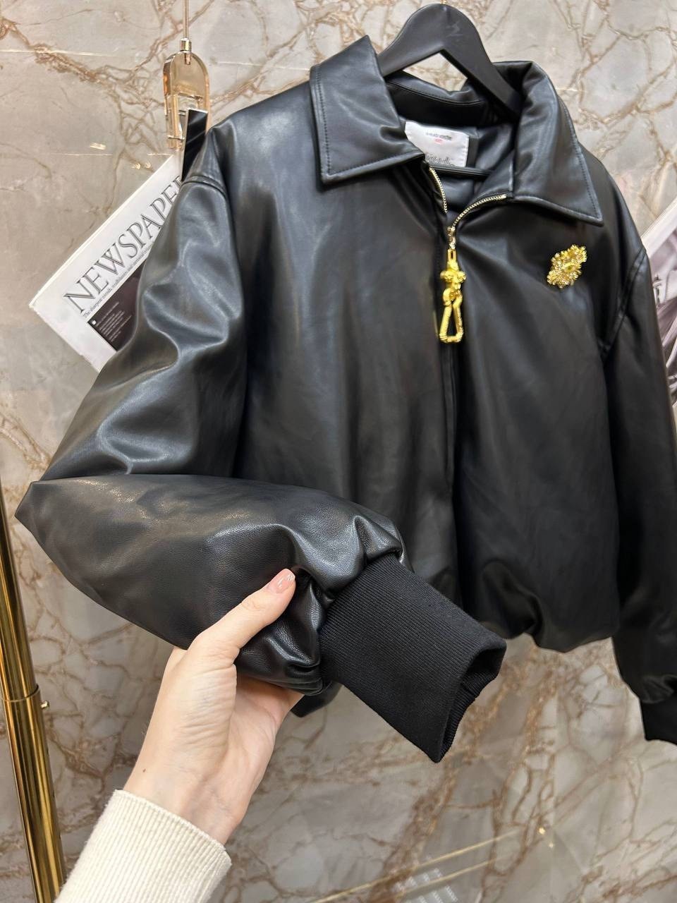 versace jeans couture кожаная куртка-бомбер с v образной эмблемой черный,кожаная куртка,кожаная куртка versace,кожаная куртка бомбер,куртка бомбер